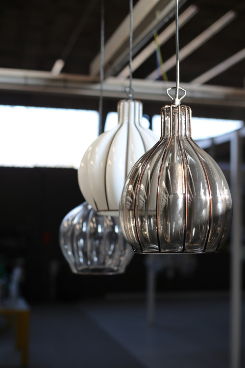 Sospensione moderna modello BOULE vetro soffiato in gabbia. Prodotto realizzato nella fornace di Bottega Veneziana e fatto completamente a mano secondo le tradizionali tecniche del vetro soffiato di Murano