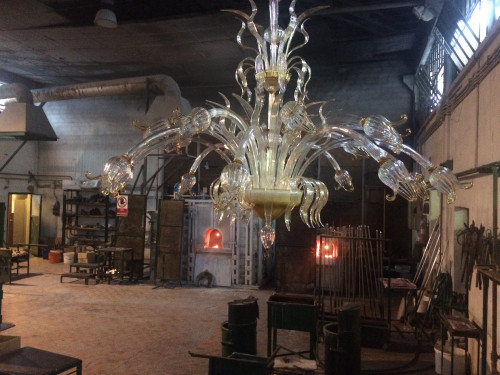 Lampadario in vetro soffiato di Murano modello COROLLE, realizzato a Venezia nella fabbrica di Lampadari di Bottega Veneziana. Prodotto artigianale fatto completamente a mano secondo le tradizionali tecniche del vetro soffiato di Murano