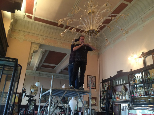 Lampadario in vetro soffiato di Murano modello COROLLE, realizzato a Venezia nella fabbrica di Lampadari di Bottega Veneziana. Prodotto artigianale fatto completamente a mano secondo le tradizionali tecniche del vetro soffiato di Murano