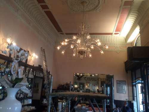 Lampadario in vetro soffiato di Murano modello COROLLE, realizzato a Venezia nella fabbrica di Lampadari di Bottega Veneziana. Prodotto artigianale fatto completamente a mano secondo le tradizionali tecniche del vetro soffiato di Murano