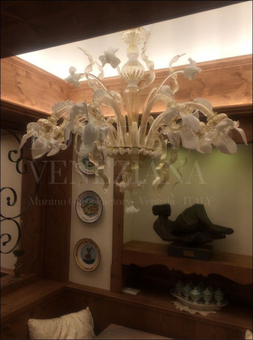 Lampadario Murano modello ACCADEMIA in cristallo, foglia argento e bianco in pasta di vetro. Prodotto realizzato completamente a mano a Venezia, nella fornace di Bottega Veneziana