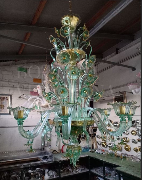 Made in Italy: il lampadario in vetro soffiato VIOLANTE viene realizzato da Bottega Veneziana nella sua fornace di Venezia.