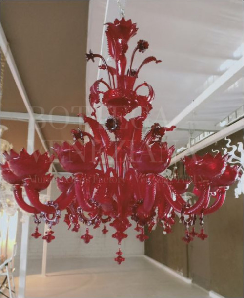Lampadario classico Murano modello WEZEN in vetro soffiato colore rosso rubino. Prodotto fatto completamente a mano a Venezia nella fornace di Bottega Veneziana 