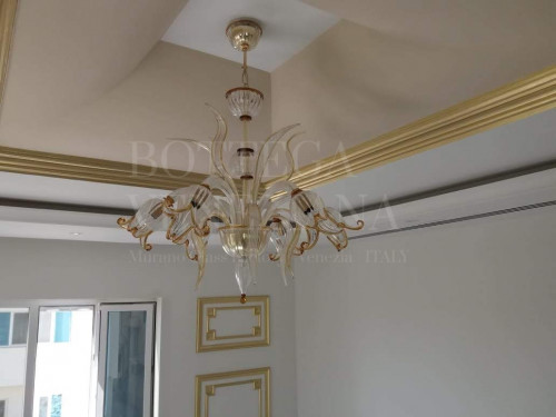 Lampadario modello COROLLE in vetro soffiato di Murano cristallo e ambra. Realizzato a Venezia nella fornace di Bottega Veneziana. Prodotto artigianale fatto completamente a mano in Italia