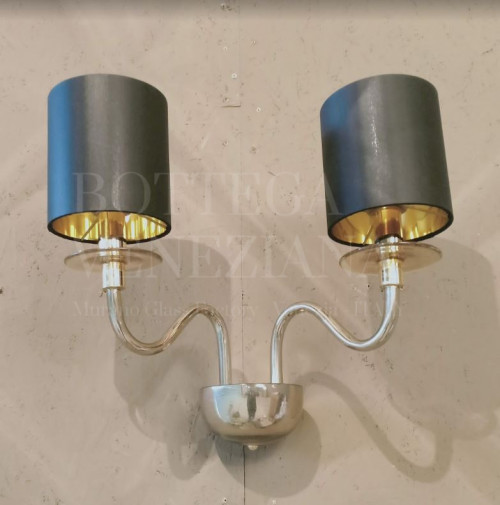 Lampadario modello EDMUND  in  vetro soffiato di Murano colore ambra e specchiatura argentata, paralumi color tabacco. Di design moderno, lavorato completamente a mano con tecniche artigianali tradizionali. Fatto a Venezia da Bottega Veneziana