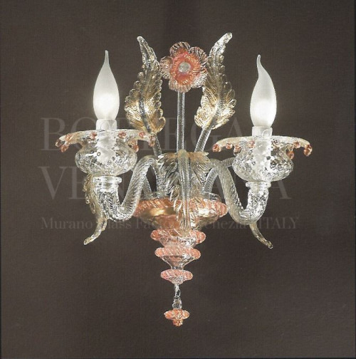 Lampadario modello DEVA in vetro soffiato di Murano in cristallo e decori rosa e foglia oro 24Kt. Prodotto artigianale realizzato completamente a mano a Venezia nella fornace di Bottega Veneziana secondo le antiche tecniche di lavorazione del vetro di Murano