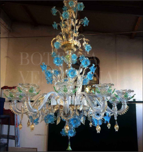 Lampadario Murano modello PORTO in vetro soffiato cristallo celeste e foglia oro 24Kt. Realizzato completamente a mano secondo le tecniche di lavorazione del vetro veneziano
