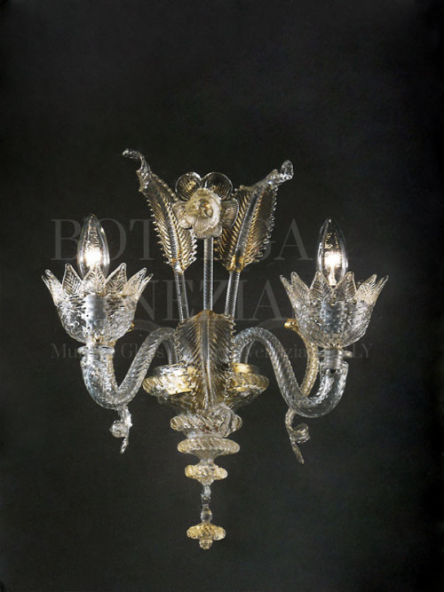 Lampadario in vetro soffiato di Murano modello ZOSMA in cristallo e foglia oro 24Kt. Prodotto artigianale fatto completamente a mano nella fornace di Bottega Veneziana secondo le tradizionali tecniche di lavorazione del vetro veneziano. 