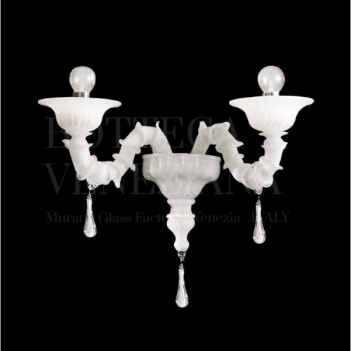Appliques modello LAZZARETTO in vetro soffiato di Murano realizzata completamente a mano secondo le tradizionali tecniche di lavorazione del vetro artistico veneziano. Prodotta a Venezia, Italia, nella fornace di Bottega Veneziana.