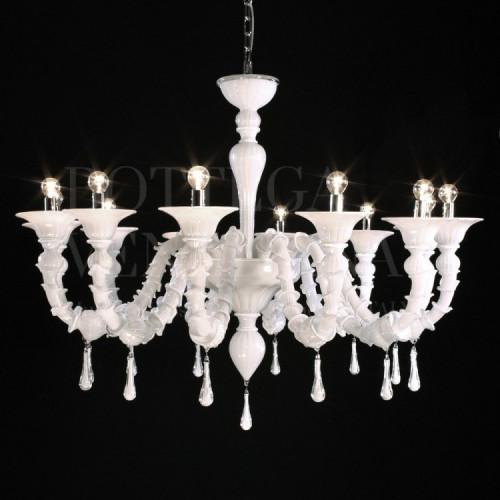 Lampadario modello LAZZARO in vetro soffiato di Murano realizzata completamente a mano secondo le tradizionali tecniche di lavorazione del vetro artistico veneziano. Prodotta a Venezia, Italia, nella fornace di Bottega Veneziana.