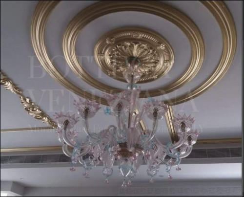 Lampadario classico in vetro soffiato di Murano modello ALMA colore cristallo decori rosa, celeste e foglia oro 24Kt. Lavorato completamente a mano secondo le tradizionali tecniche di soffiatura del vetro artistico veneziano. Prodotto a Venezia nella fornace di Bottega Veneziana