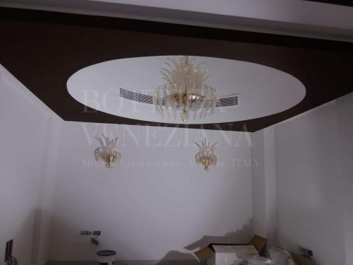 Lampadario Murano modello CASCATA in vetro soffiato cristallo e foglia oro 24Kt. Prodotto fatto a mano a Venezia nella fornace di Bottega Veneziana con la tradizionale tecnica della lavorazione del vetro veneziano