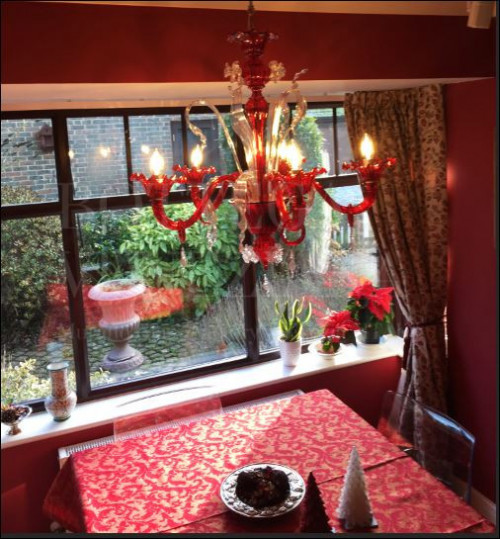 Lampadario Murano rosso rubino con decori in cristallo e foglia oro. Realizzato nella fornace di Bottega Veneziana. Prodotto artigianale italiano