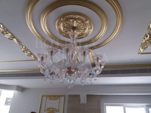 Lampadario classico in vetro soffiato di Murano modello ALMA colore cristallo decori rosa, celeste e foglia oro 24Kt. Lavorato completamente a mano secondo le tradizionali tecniche di soffiatura del vetro artistico veneziano. Prodotto a Venezia nella fornace di Bottega Veneziana