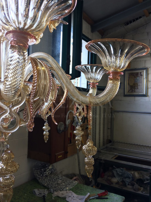 Lampadario Murano ZOE in vetro soffiato ambra rosa e foglia oro 24Kt. Realizzato completamente a mano  nella fornace di Bottega Veneziana. Prodotto artigianale italiano