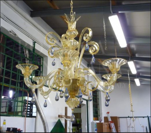 Lampadario modello ARKAB ambra e foglia oro 24Kt. Pendenti blu oro. Produzione artigianale in vetro soffiato di Murano. Fatto a mano a Venezia