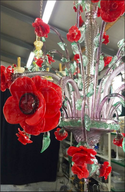 Lampadario floreale modello PAPAVERO vetro soffiato Murano fiori in pasta. Realizzato a Venezia nella fornace di Bottega Veneziana. Prodotto completamente a mano