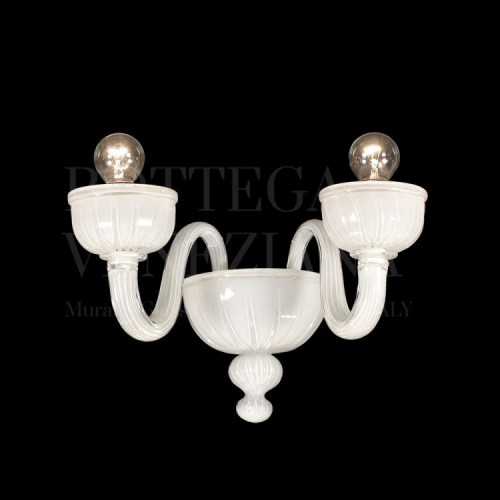 Applique modello RUGA in vetro soffiato di Murano realizzata completamente a mano secondo le tradizionali tecniche di lavorazione del vetro artistico veneziano. Prodotta a Venezia, Italia, nella fornace di Bottega Veneziana.