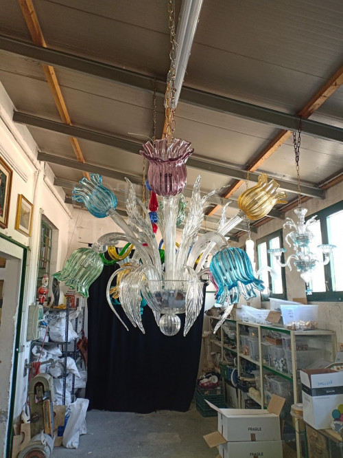 Lampadario moderno modello MUSA in vetro soffiato di Murano cristallo con coppe multicolori. Prodotto nella fornace di Bottega Veneziana secondo le tradizionali tecniche della lavorazione del vetro artistico. Prodotto artigianale fatto a mano in Italia