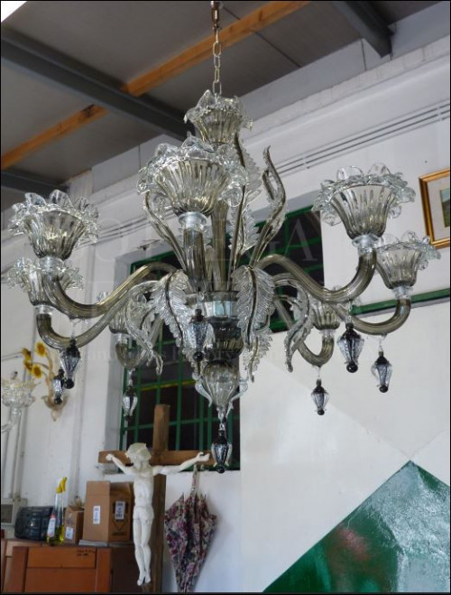 Lampadario classico in vetro di Murano in colore nero e cristallo. Realizzato nella fornace di Bottega Veneziana. Prodotto artigianale fatto a mano a Venezia