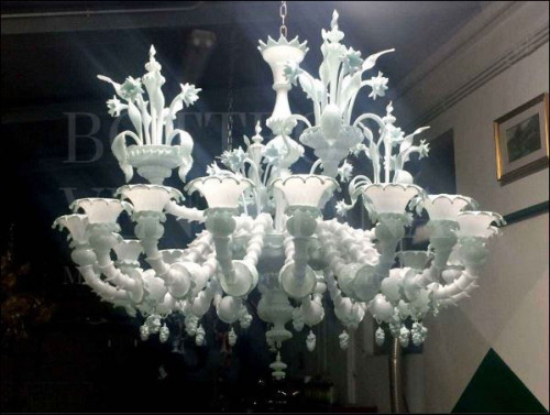 Lampadario Rezzonico in vetro di Murano colore bianco incamiciato cristallo. Realizzato secondo le antiche tecniche di lavorazione del vetro soffiato. Prodotto artigianale fatto a mano a Venezia nella fabbrica di lampadari di Bottega Veneziana
