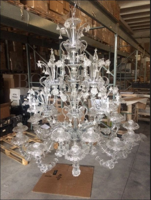 Lampadario Rezzonico modello VAPOROSO cristallo trasparente lavorato secondo le tradizionali tecniche del vetro soffiato di Murano. Realizzato a Venezia nella fornace di Bottega Veneziana. Prodotto artigianale fatto a mano in Italia