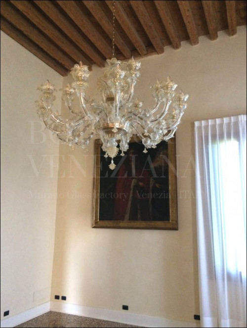 Lampadario Ca Rezzonico in vetro soffiato di Murano cristallo e foglia oro 24Kt. Realizzato completamente a mano nella fabbrica di lampadari Bottega Veneziana secondo le tradizionali tecniche di lavorazione del vetro veneziano. 