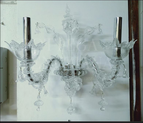 Applique in vetro di Murano modello ROMEO in stile Rezzonico lavorazione tradizionale veneziana in vetro soffiato a caldo. Prodotto artigianale realizzato a Venezia nella fornace di Bottega Veneziana 