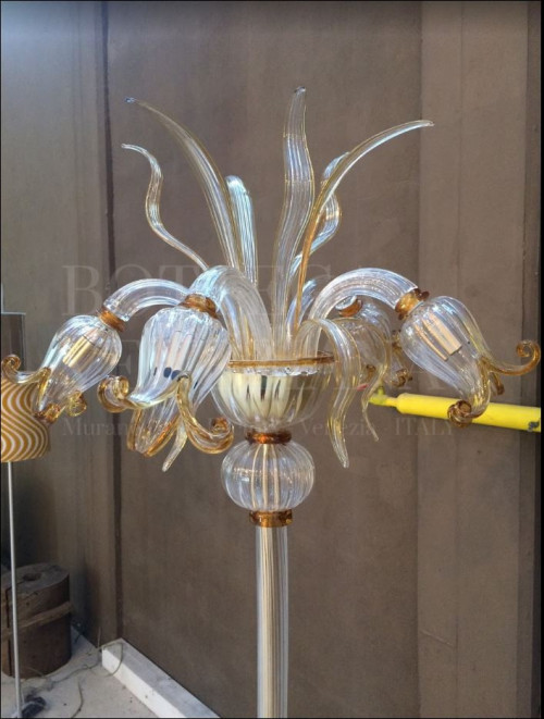 Piantana modello COROLLE in vetro soffiato di Murano cristallo e ambra. Realizzata a Venezia nella fornace di Bottega Veneziana. Prodotto artigianale fatto completamente a mano in Italia