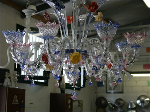 Lampadario in stile Rezzonico modello BURANO in vetro soffiato cristallo decori in pasta di vetro multicolore. Prodotto a Venezia nella fornace di Bottega Veneziana. Realizzato completamente a mano secondo le tradizionali tecniche di lavorazione del vetro veneziano. Prodotto artigianale fatto in Italia