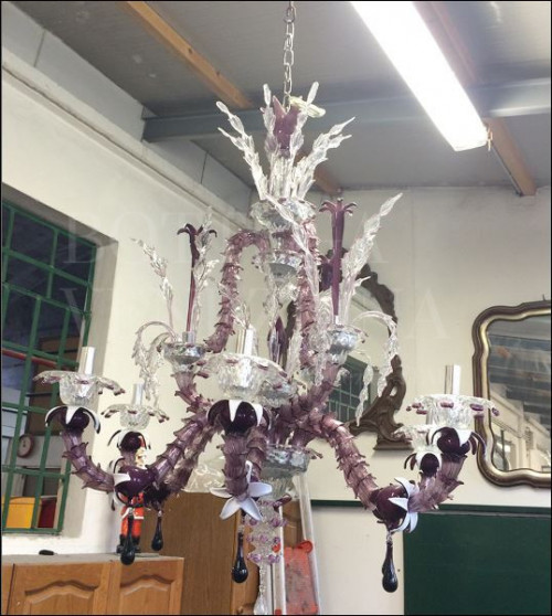 Lampadario SEMIREZZONICO in vetro soffiato di Murano modello ELETTRA in colore bianco, cristallo e ametista. Prodotto realizzato interamente a mano secondo le antiche tecniche di lavorazione del vetro soffiato di Murano, nella fornace di Bottega Veneziana a Venezia, Italia