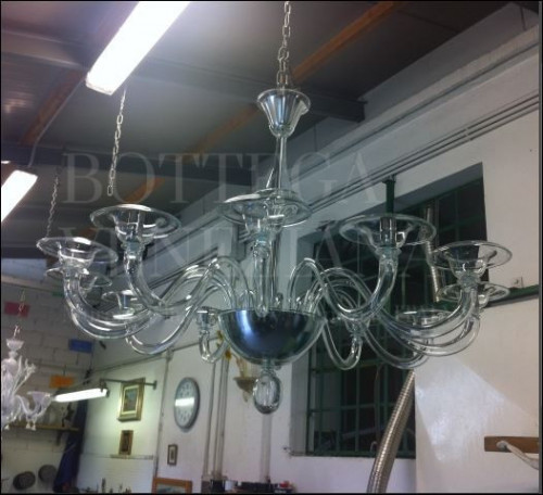 Lampadario moderno modello GHIA in vetro soffiato cristallo trasparente. Prodotto fatto a mano a Venezia nella fornace di Bottega Veneziana 