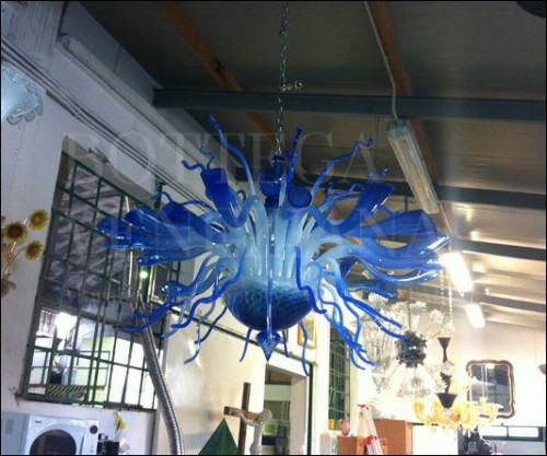 Lampadario Murano moderno modello LAGUNA colore bianco e blu. Realizzato a Venezia nella fornace di Bottega Veneziana. Prodotto artigianale fatto in Italia completamente a mano con le antiche tecniche di soffiatura del vetro di Murano