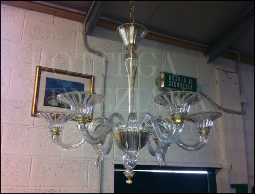Lampadario Murano modello LUCE in colore cristallo e decori foglia oro 24Kt. Realizzato completamente a mano a Venezia, nella fornace di Bottega Veneziana secondo le antiche tecniche di soffiatura del vetro di Murano
