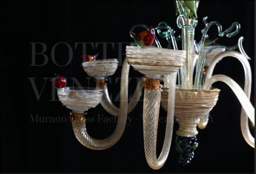 Originale lampadario moderno in vetro di Murano modello NEST realizzato a mano nella fornace di Bottega Veneziana. Prodotto artigianale italiano