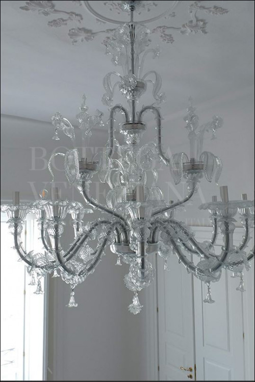 Lampadario stile REZZONICO modello EMAUS in vetro soffiato colore cristallo. Realizzato a Venezia nella fornace di Bottega Veneziana. Prodotto artigianale fatto a mano in Italia