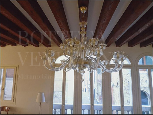 Lampadario modello ZOSMA in vetro soffiato Murano colore cristallo decori foglia oro 24Kt. Realizzato completamente a mano nella fornace di Bottega Veneziana. Prodotto artigianale fatto in Italia
