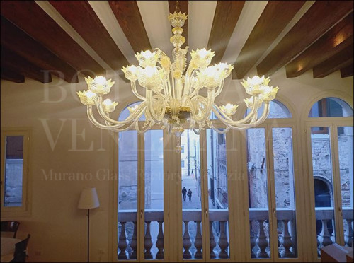 Lampadario modello ZOSMA in vetro soffiato Murano colore cristallo decori foglia oro 24Kt. Realizzato completamente a mano nella fornace di Bottega Veneziana. Prodotto artigianale fatto in Italia