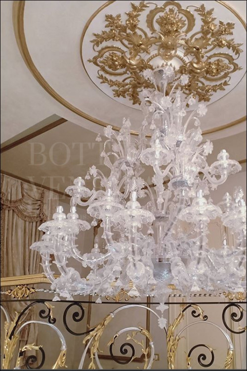 Lampadario Rezzonico modello VAPOROSO cristallo trasparente lavorto secondo le tradizionali tecniche del vetro soffiato di Murano. Realizzato a Venezia nella fornace di Bottega Veneziana. Prodotto artigianale fatto a mano in Italia