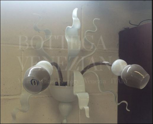 Applique a 2 luci modello CALLESGRIGIO colore bianco e grigio realizzata a Venezia nella fornace di Bottega Veneziana. Prodotto artigianale fatto completamente a mano in vetro soffiato di Murano