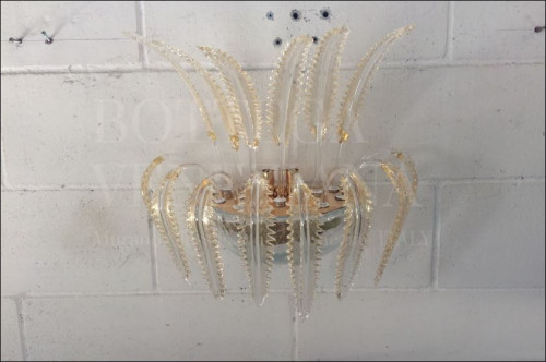 Applique Murano modello CASCATA in vetro soffiato cristallo e foglia oro 24Kt. Prodotto fatto a mano a Venezia nella fornace di Bottega Veneziana con la tradizionale tecnica della lavorazione del vetro veneziano