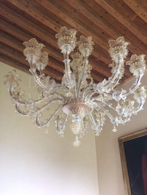 Lampadario Ca Rezzonico in vetro soffiato di Murano cristallo e foglia oro 24Kt. Realizzato completamente a mano nella fabbrica di lampadari Bottega Veneziana secondo le tradizionali tecniche di lavorazione del vetro veneziano. 