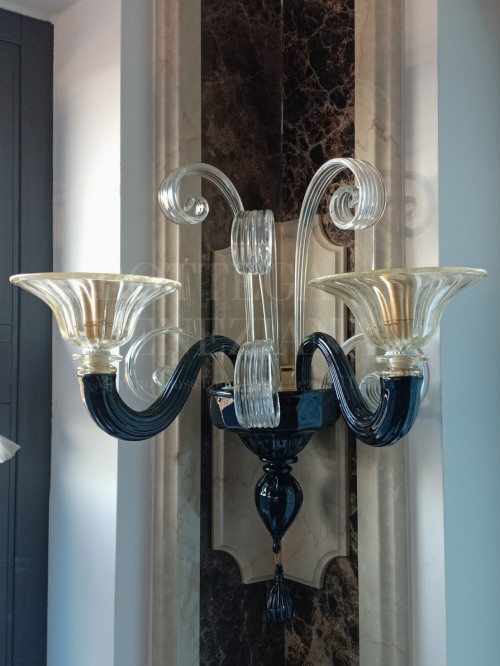 Applique Murano modello NETTUNO vetro soffiato nero e foglia oro 24Kt. Prodotto artigianale fatto a mano in Italia nella fornace di Bottega Veneziana