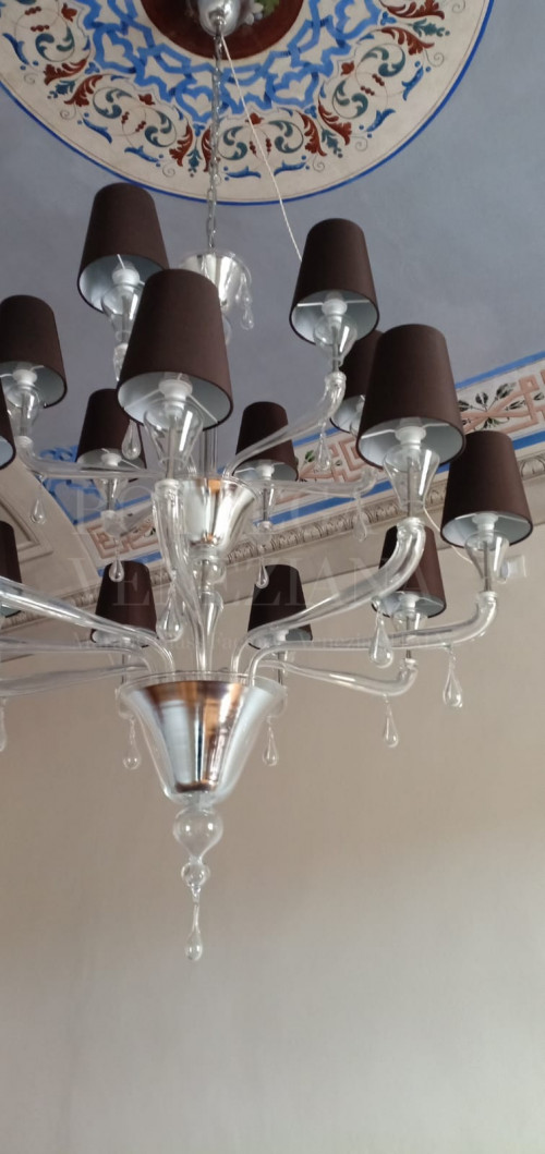 Lampadario moderno modello ASLAM in vetro cristallo e PARALUMI color tabacco. Realizzato completamente a mano nella fornace di Bottega Veneziana a Venezia. Design italiano