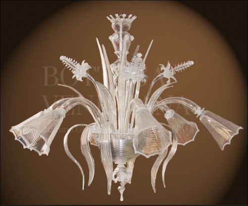 Lampadario classico Murano in vetro soffiato cristallo modello MERAK con decori di fiori e foglie. Realizzato a Venezia nella fornace di Bottega Veneziana 