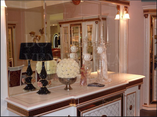 Lampada da tavolo in stile romantico modello DUBHE nero e rosa. Prodotto artigianale in vetro soffiato di Murano realizzato completamente a mano in Italia nella fornace di Bottega Veneziana. E' possibile richiedere variazioni nei colori per abbinamenti con altri lampadari