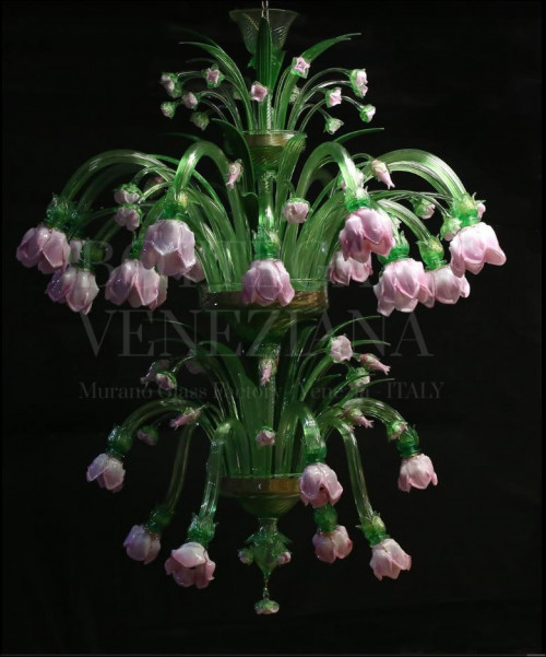 Lampadario modello PRIMAVERA in vetro soffiato di Murano colore verde e fiori in pasta di vetro rosa. Realizzato a Venezia nella fornace di Bottega Veneziana secondo le tradizionali tecniche di lavorazione del vetro veneziano. Prodotto artigianale italiano. 