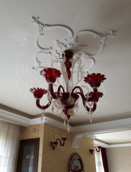 Lampadario Murano rosso rubino con decori in cristallo e foglia oro. Realizzato nella fornace di Bottega Veneziana. Prodotto artigianale italiano