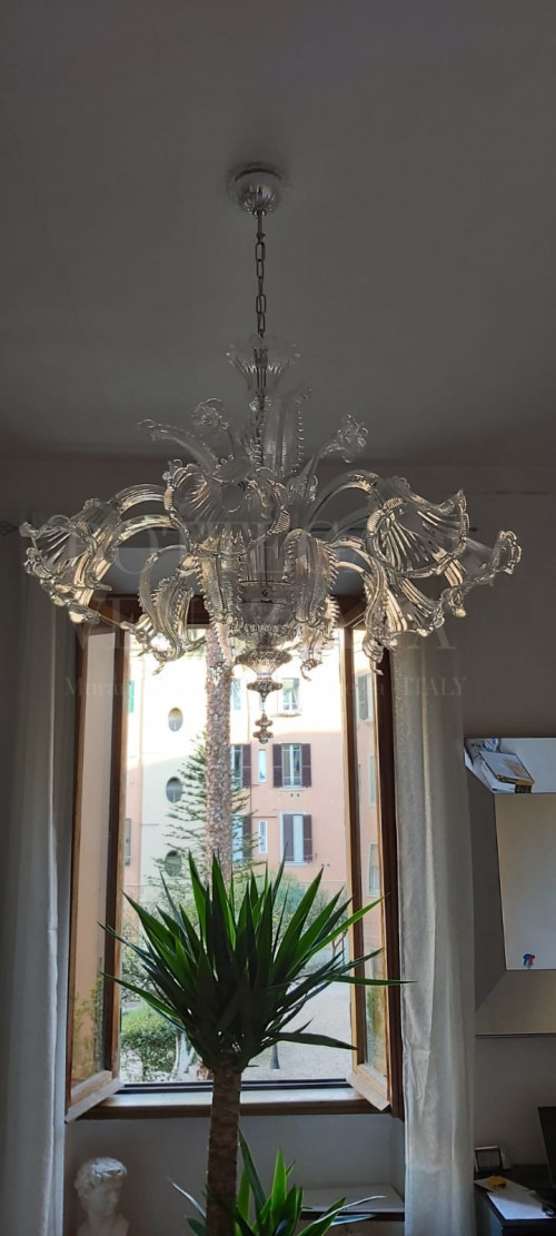 Lampadario modello AURORA in vetro soffiato di Murano. Prodotto fatto a mano in Italia. Realizzato nella fornace di Bottega Veneziana secondo le antiche tecniche di lavorazione del vetro 