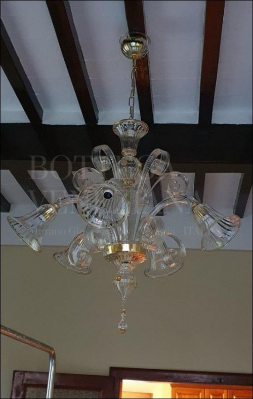 Lampadario classico modello ALGHOL in vetro soffiato di Murano in cristallo e foglia oro 24Kt. Prodotto artigianale fatto completamente a mano nella fabbrica di lampadari di Bottega Veneziana